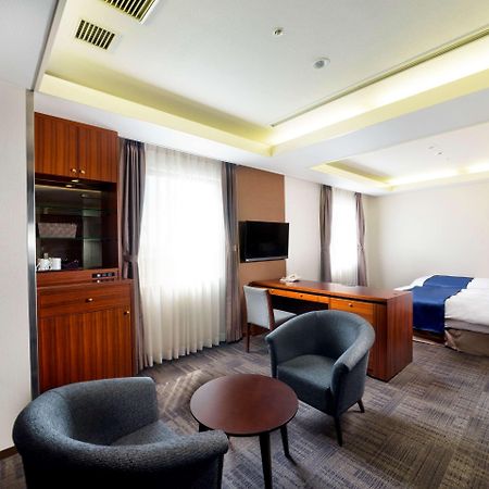Surestay Plus Hotel By Best Western Shin-Osaka Buitenkant foto